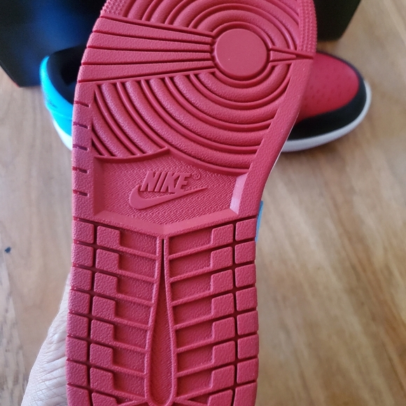 Womans Air Jordan 1 Retro Low OG NWB, Size 7 - Picture 8 of 8